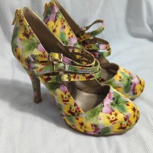 Qupid Pansy Yellow Floral 3 strap, zipper back closure pumps size 6